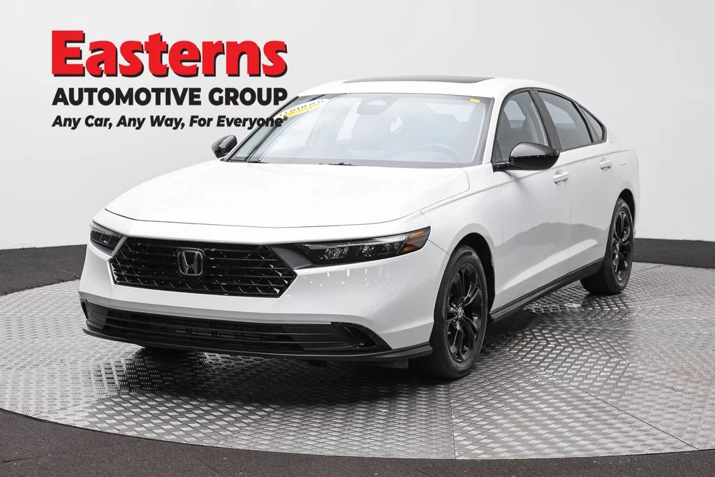 Used 2025 White Honda SE image 1