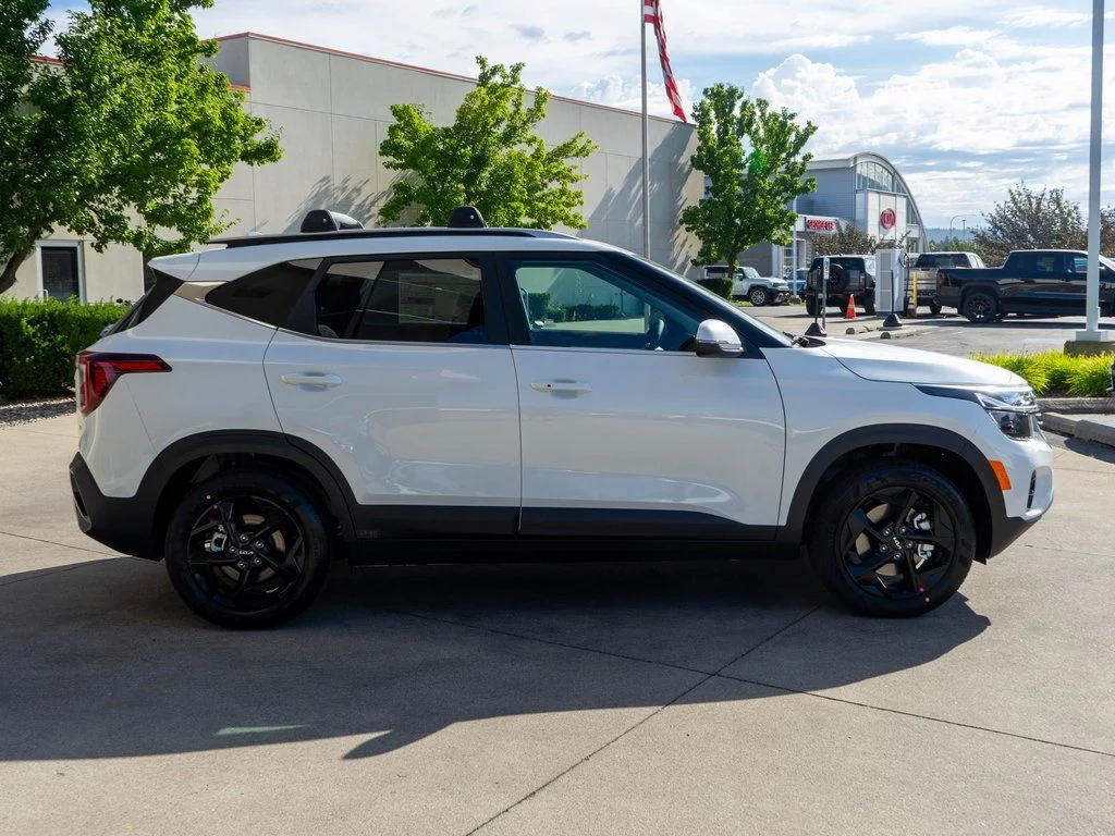 New 2026 Snow White Pearl Kia EX image 8