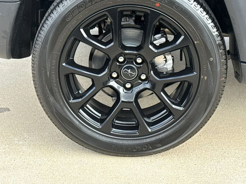New 2026 Diamond Black Crystal Pearl-Coat Exterior Paint Jeep Latitude image 9
