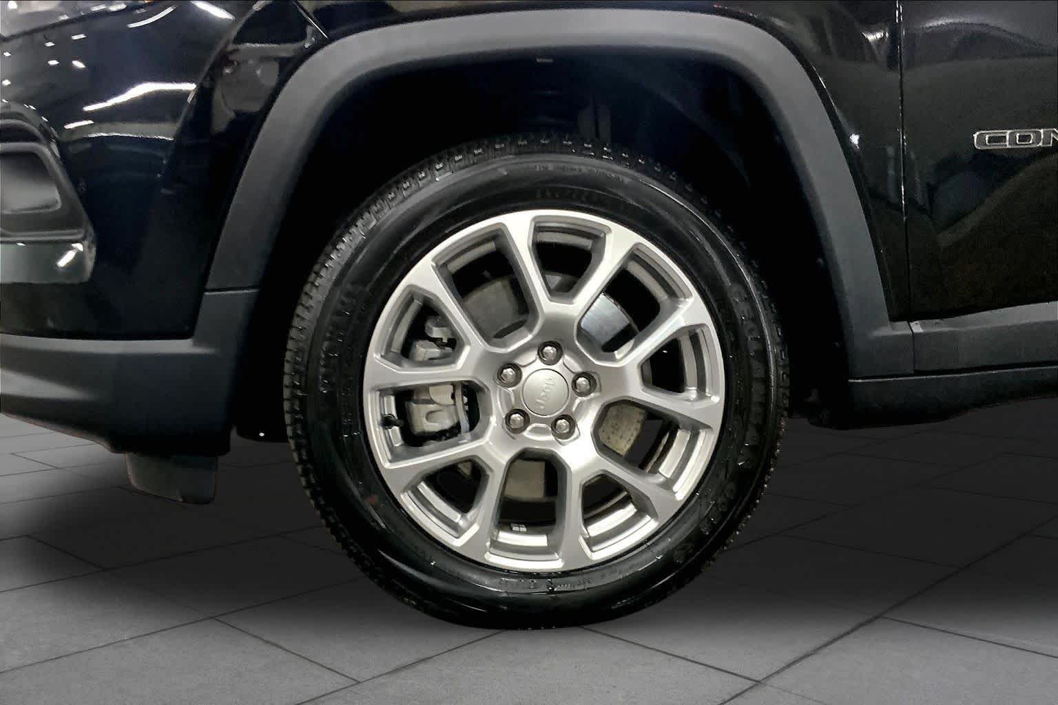 Used 2024 Diamond Black Crystal Pearlcoat Jeep Latitude Lux image 11