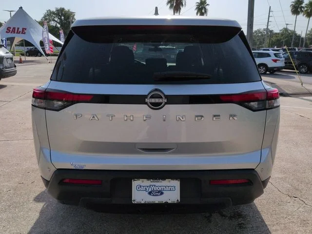 Used 2022 Silver Nissan S image 5