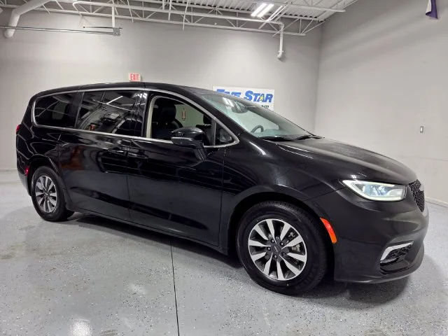 Used 2024 Black Chrysler Select image 17