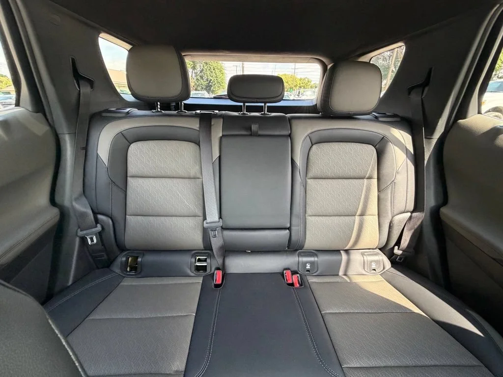Used 2025 Summit White Chevrolet LT image 17