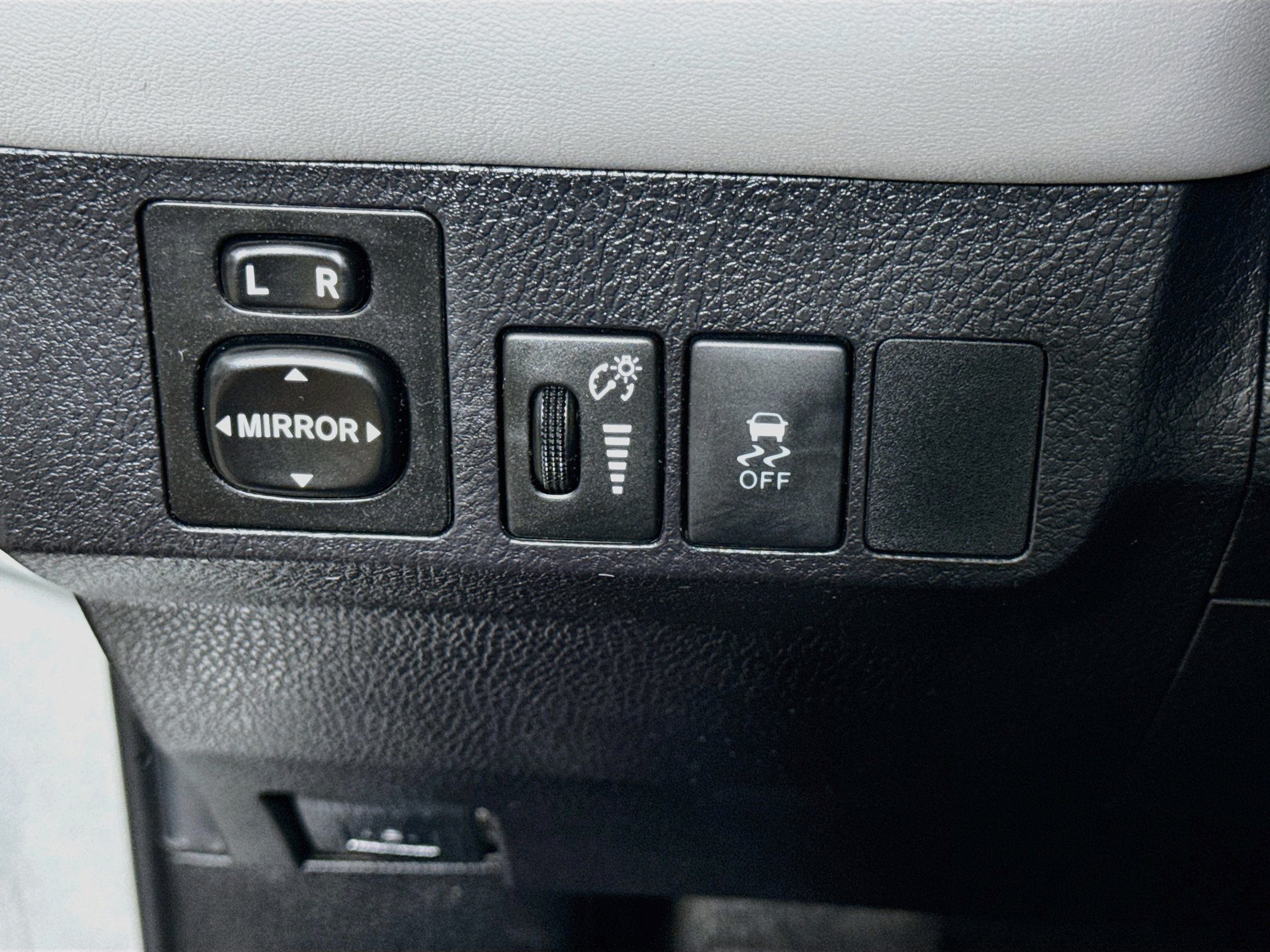 Used 2015 Classic Silver Metallic Toyota Limited image 11
