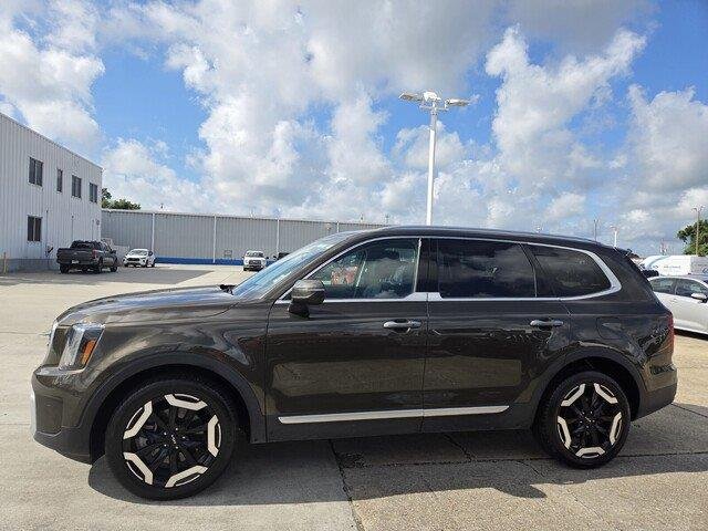 Used 2025 Dark Moss Kia S image 2