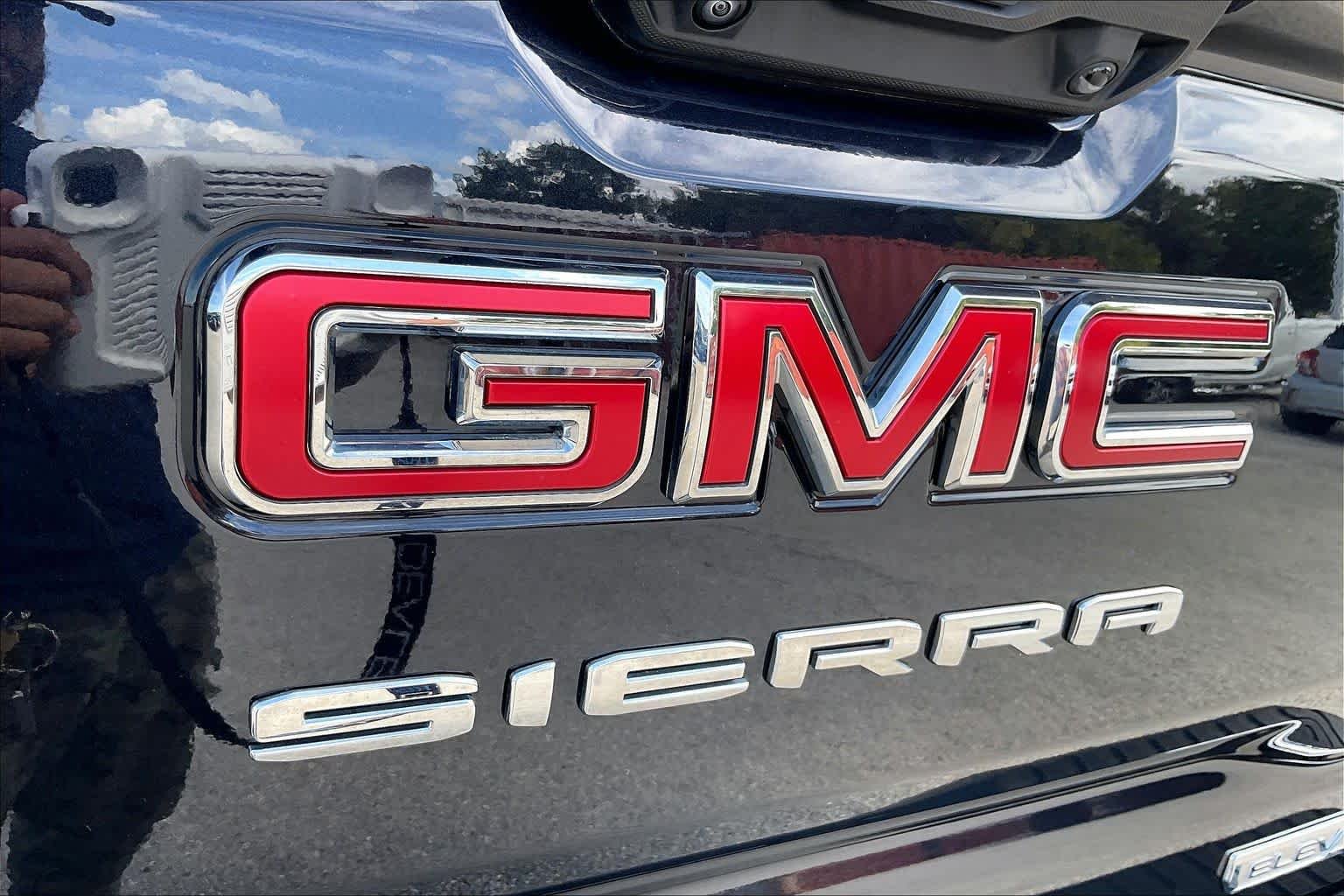 Used 2025 Downpour Metallic GMC Elevation image 30