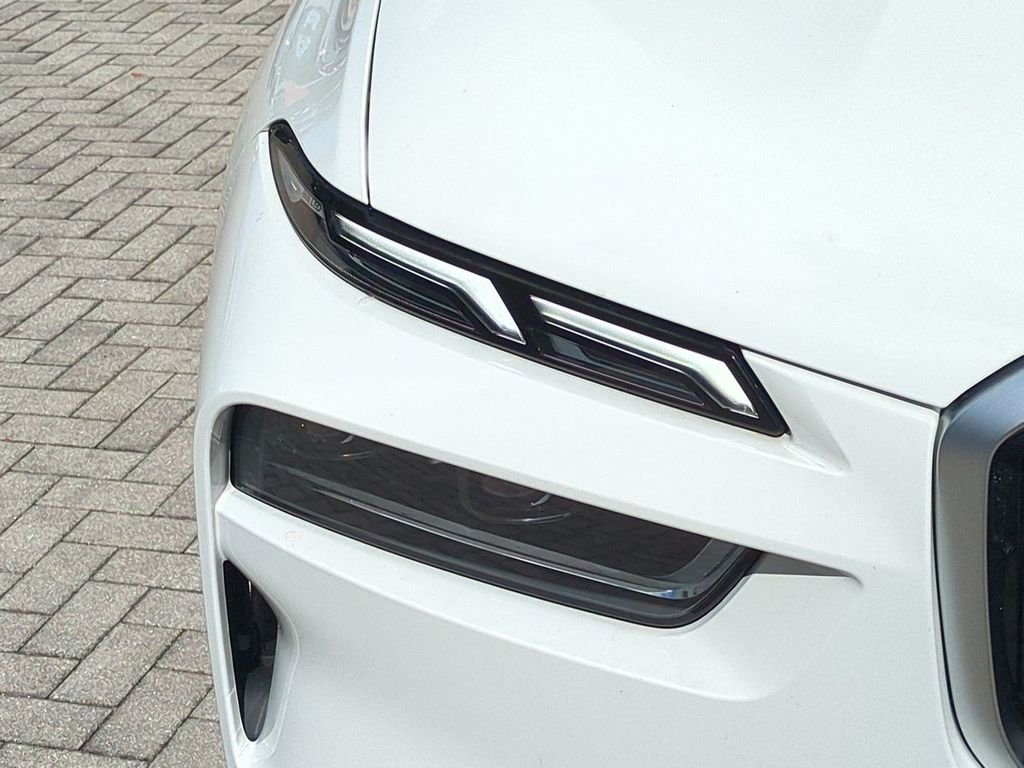 New 2026 Alpine White BMW xDrive40i image 10