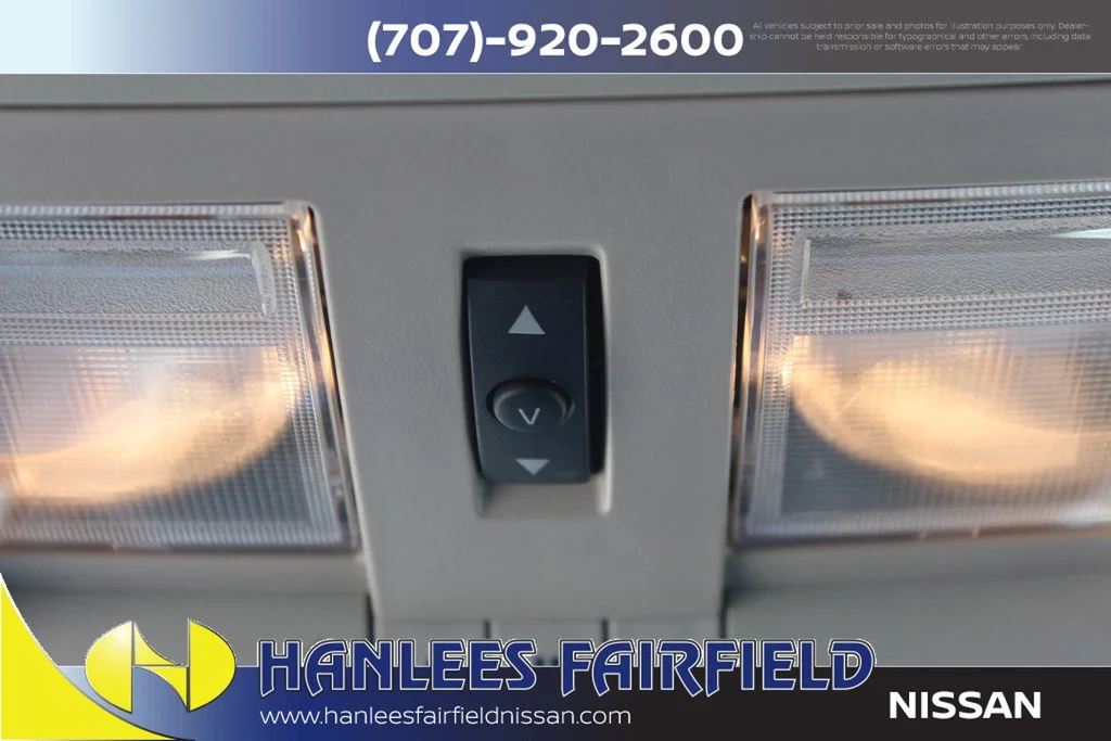 Used 2005 White Jeep Limited image 28