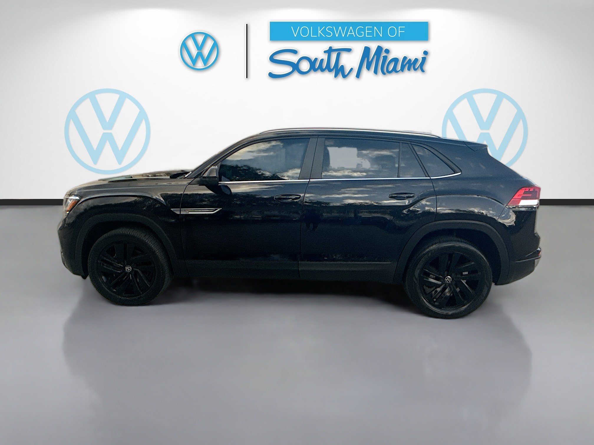 Certified Used 2022 Deep Black Volkswagen 3.6L V6 SE w/Technology image 4