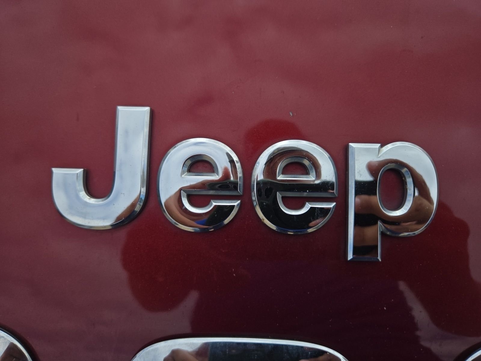 Used 2018 Red Jeep Latitude Plus image 9