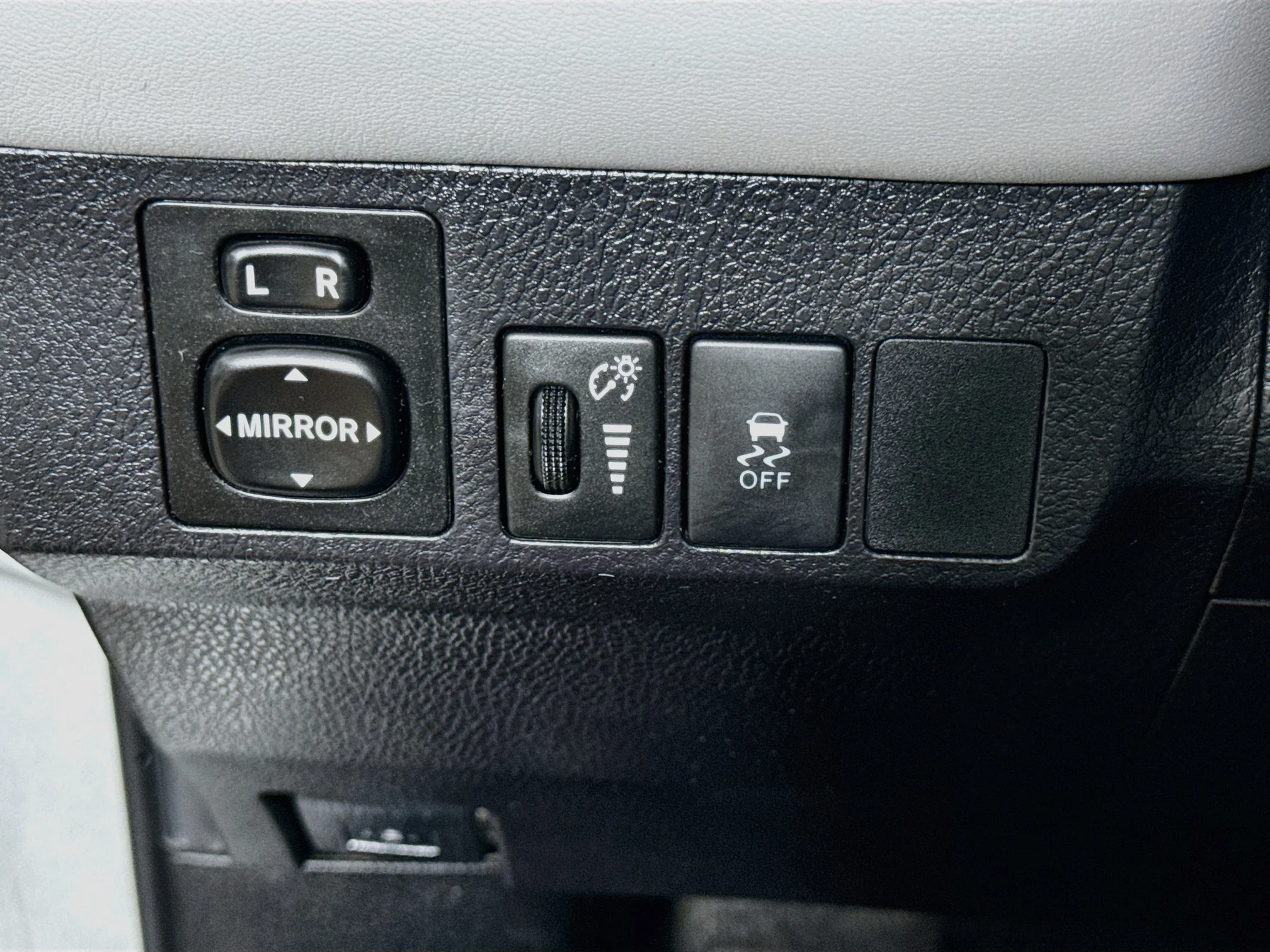 Used 2015 Classic Silver Metallic Toyota Limited image 11