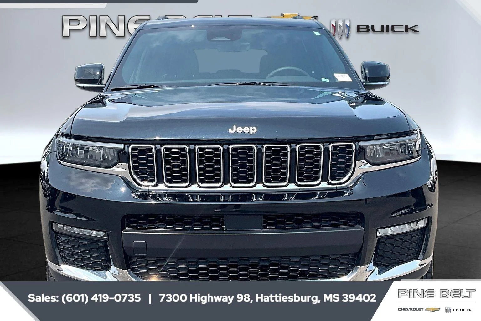 Used 2025 Diamond Black Crystal Pearlcoat Jeep Limited image 3