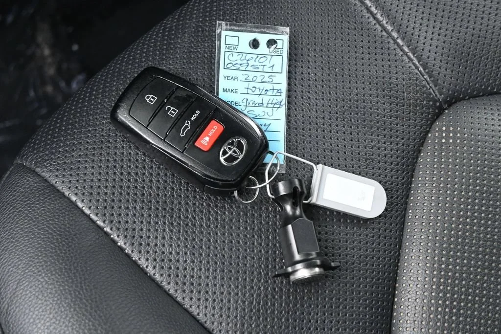 Used 2025 Cloud Toyota Limited image 21