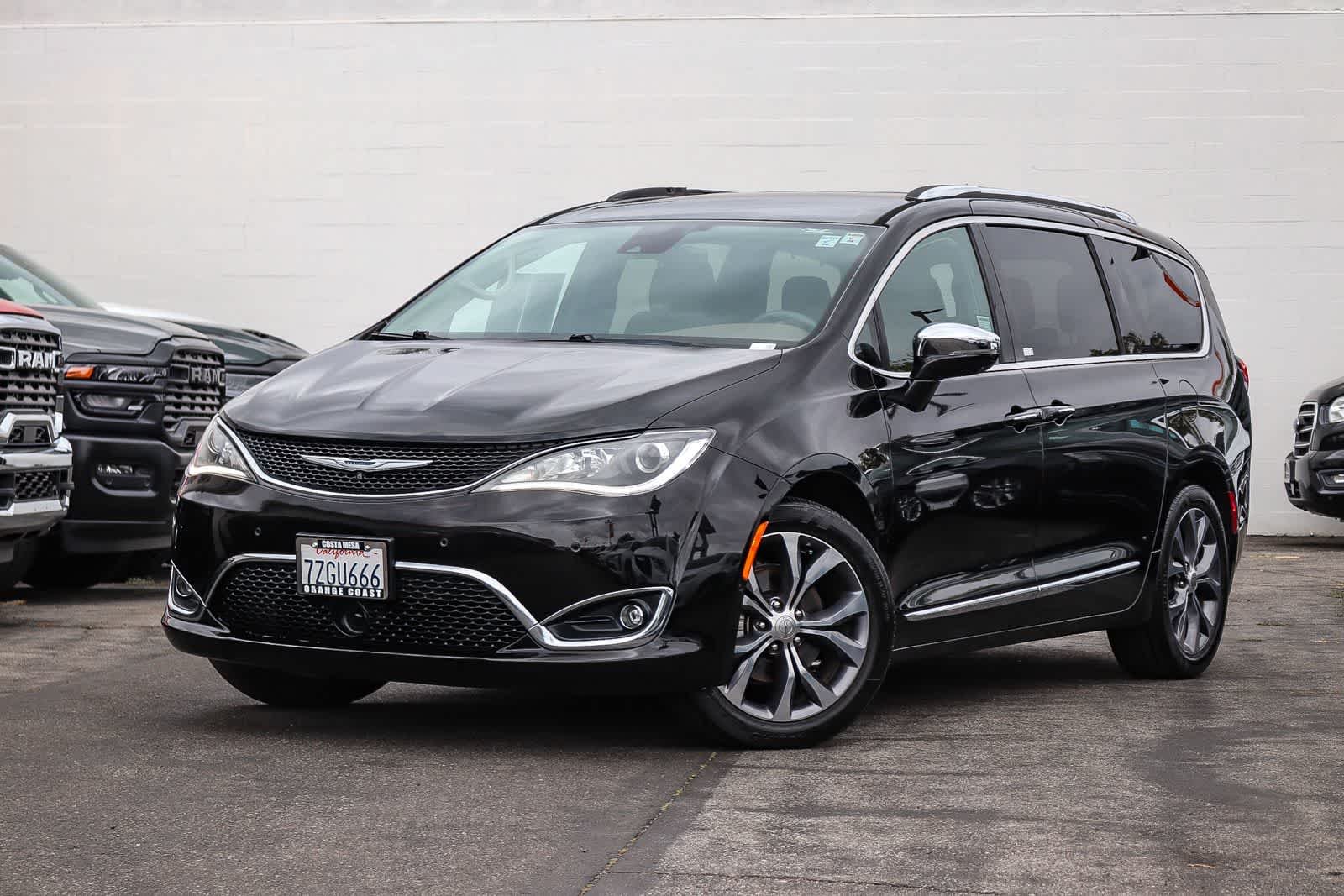 2017 Chrysler Pacifica Limited's photo