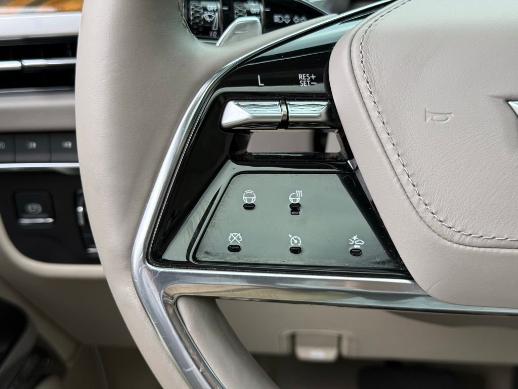 Used 2025  Cadillac Sport Platinum image 32