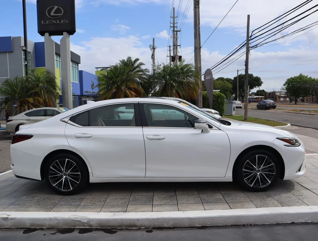 Used 2023 White Lexus 350 image 4