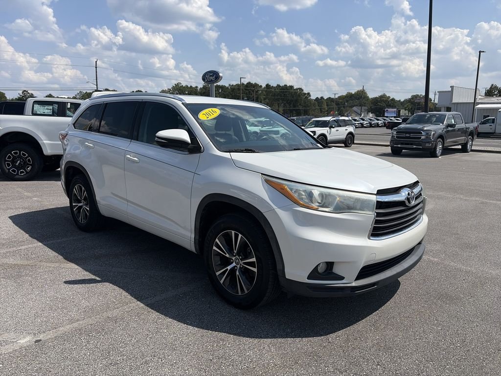 Used 2016 White Toyota XLE V6 image 9