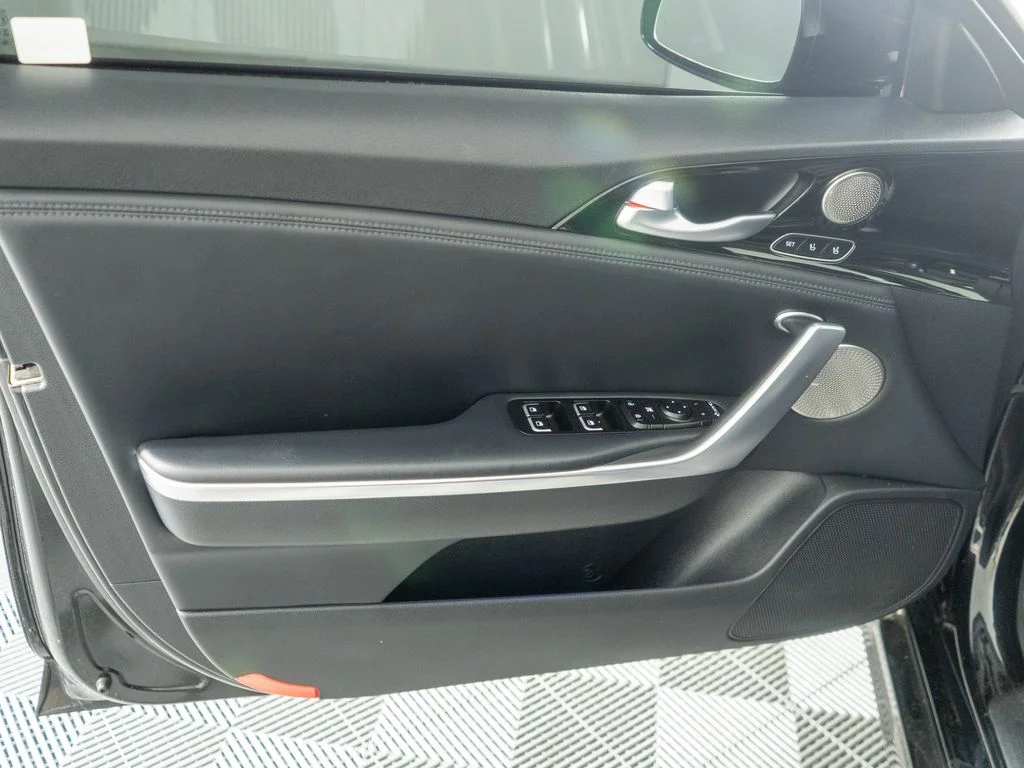 Used 2018 Black Kia Premium image 23
