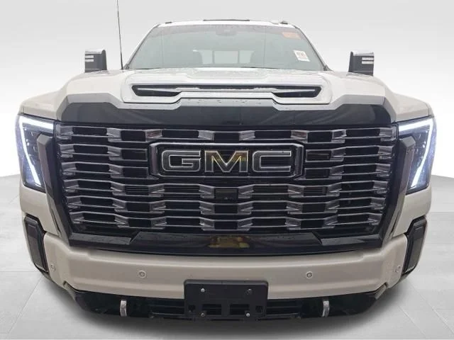 Used 2025  GMC Denali Ultimate image 3