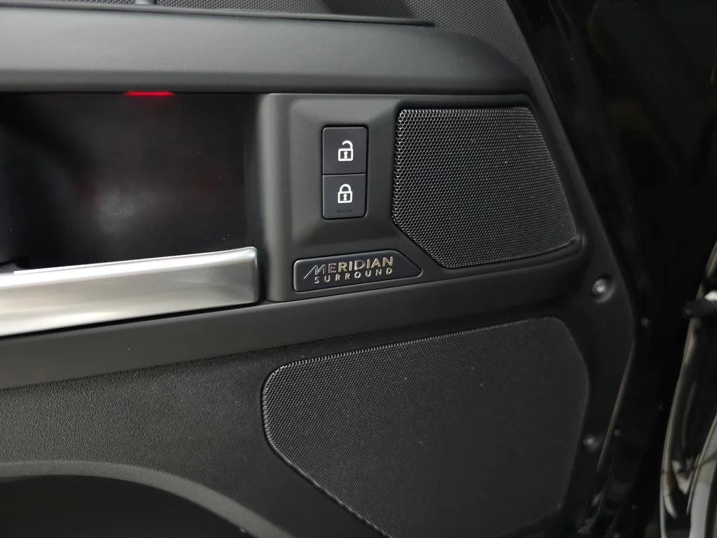 New 2026 Santorini Black Land Rover X-Dynamic SE image 12