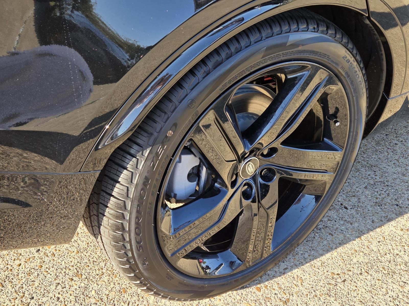New 2026 Santorini Black Land Rover Dynamic SE image 8