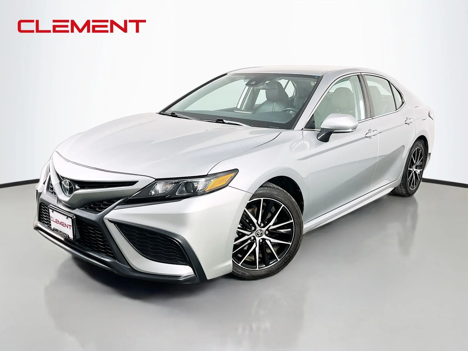 Used 2022 Silver Toyota SE image 1