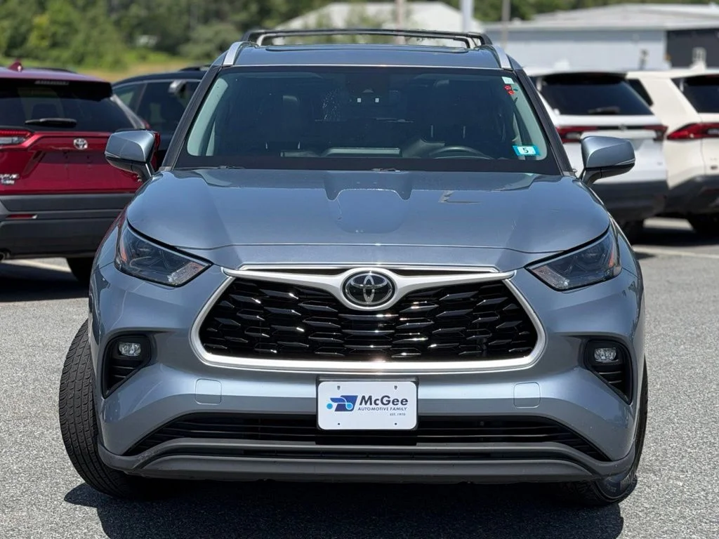 Used 2022  Toyota XLE image 2