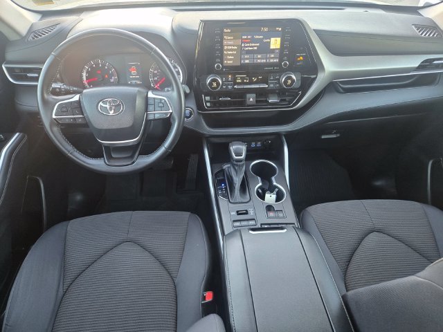 Used 2022 Silver Toyota LE image 9