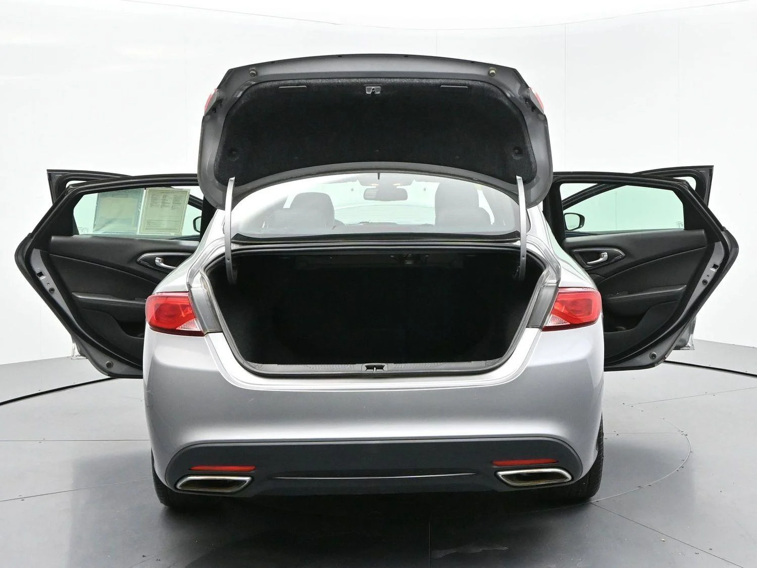 Used 2015 Billet Silver Metallic Clearcoat Chrysler S image 39