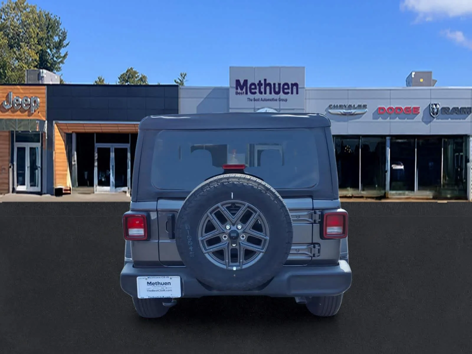 New 2026 Granite Crystal Metallic Clearcoat Jeep Sport S image 5