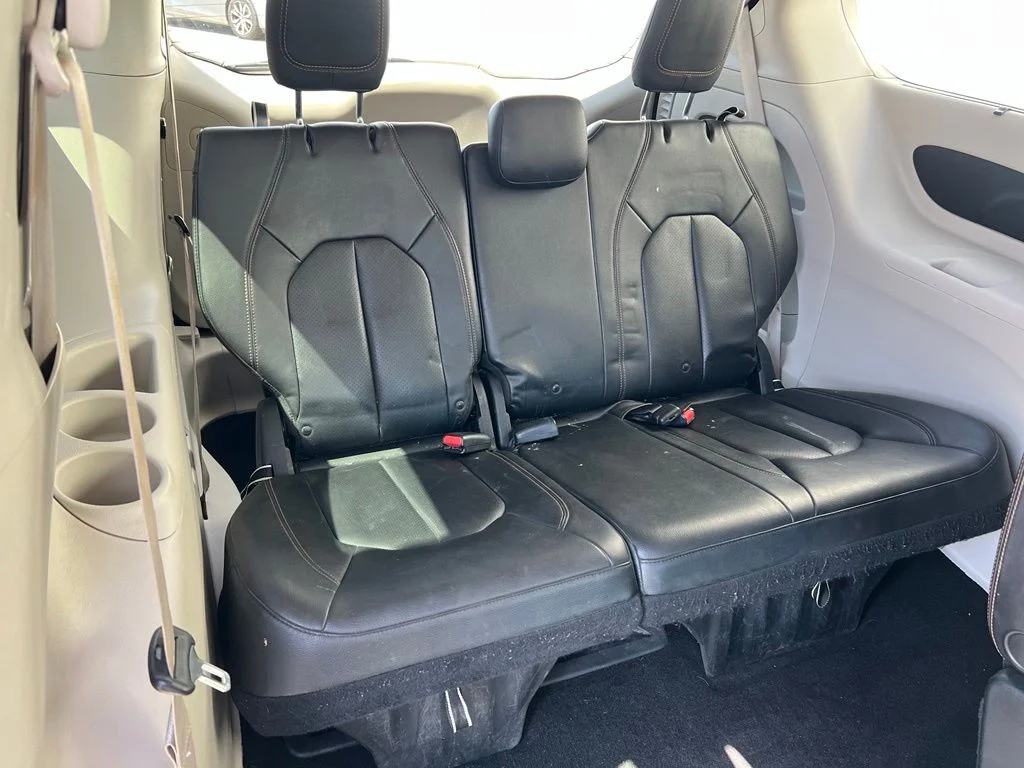 Used 2018 Silver Chrysler Touring L image 22