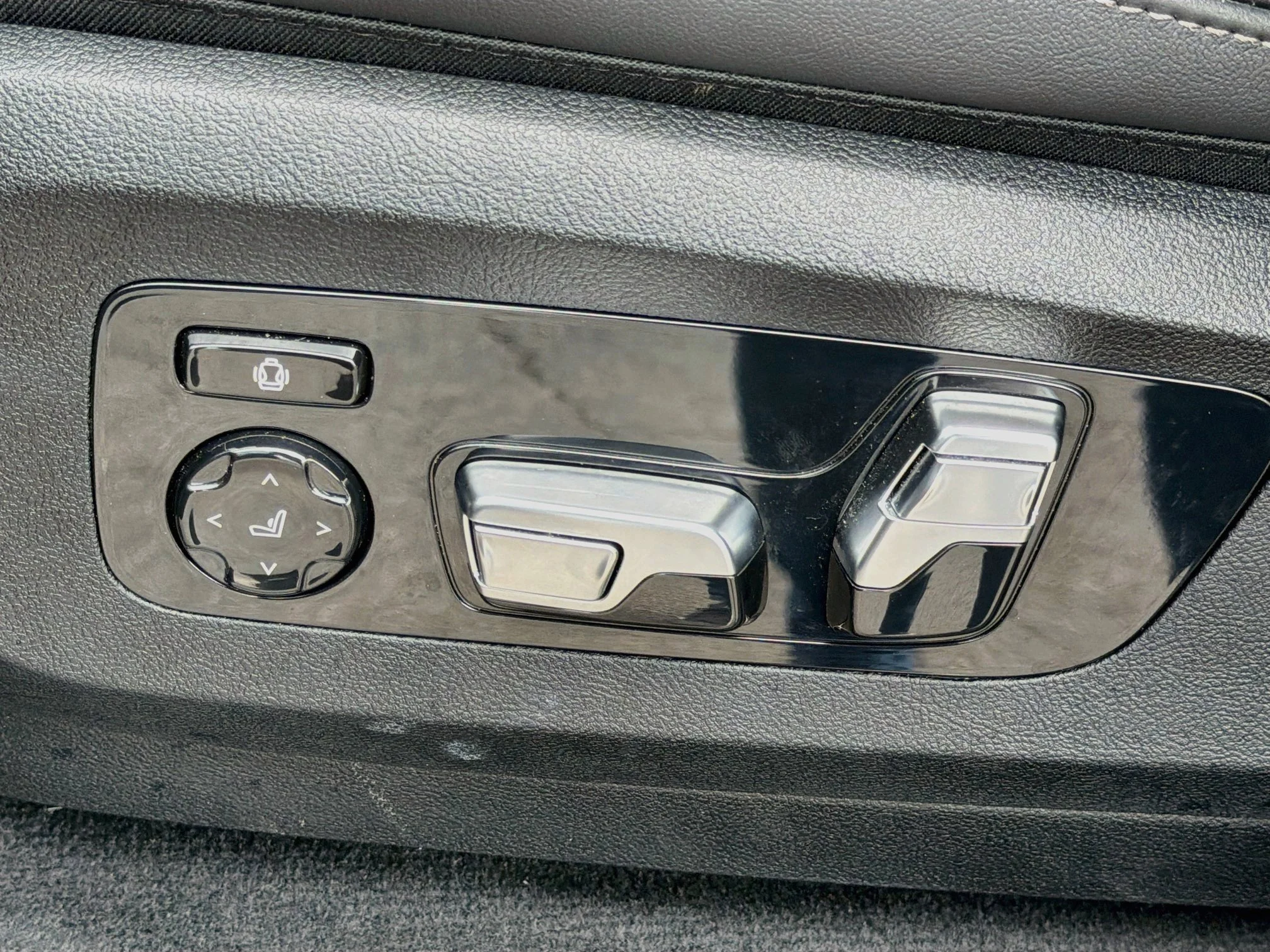 Used 2025 Black Sapphire Metallic BMW M60i image 26