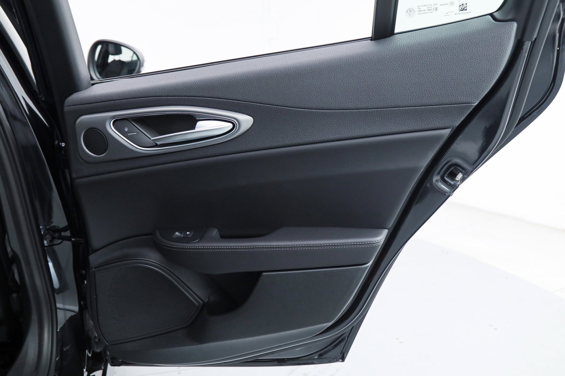 New 2025 Vulcano Black Metallic Exterior Paint Alfa Romeo  image 15