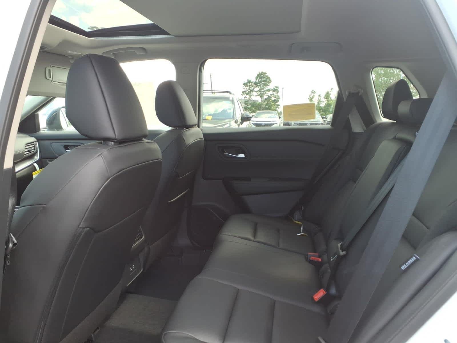 New 2026 Everest White Pearl Tricoat Nissan Dark Armor image 7