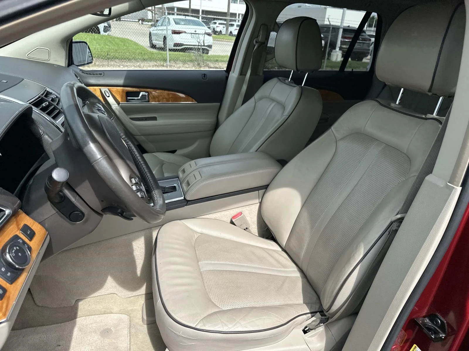 Used 2013 Red LINCOLN FWD 4dr image 12