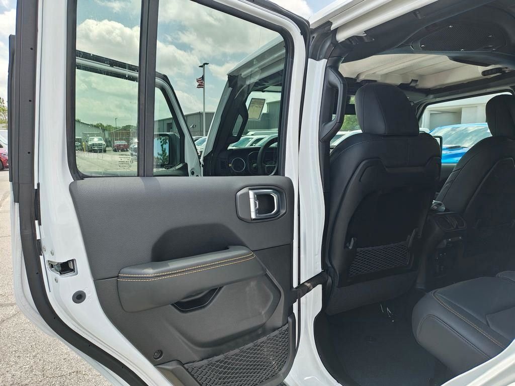 New 2026 Bright White Clear-Coat Exterior Paint Jeep Sahara image 31