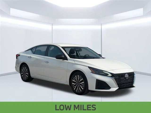 Used 2025 White Nissan 2.5 SV image 9