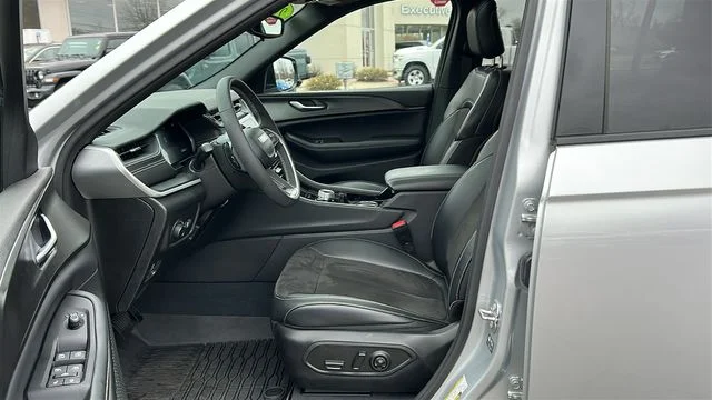 Certified Used 2023 Silver Jeep Altitude image 9