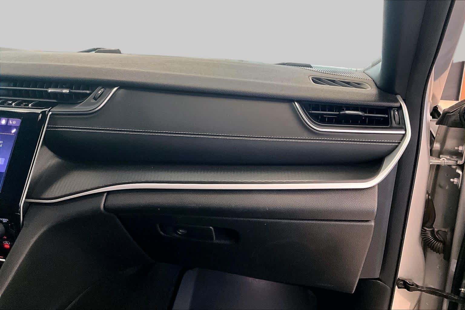 Used 2023 Silver Zynith Jeep Laredo image 18