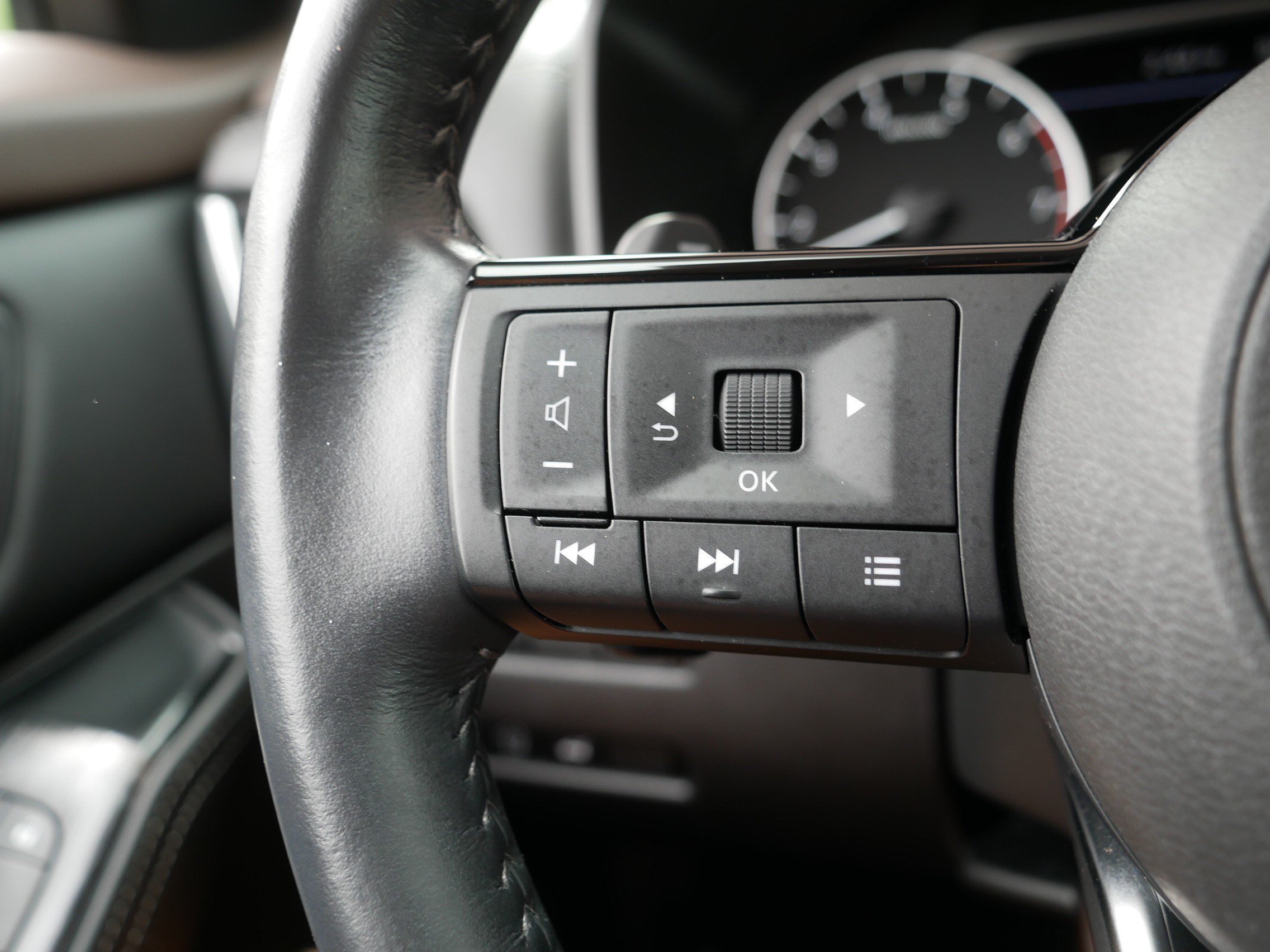 Used 2023 Gun Metallic Nissan SV image 28