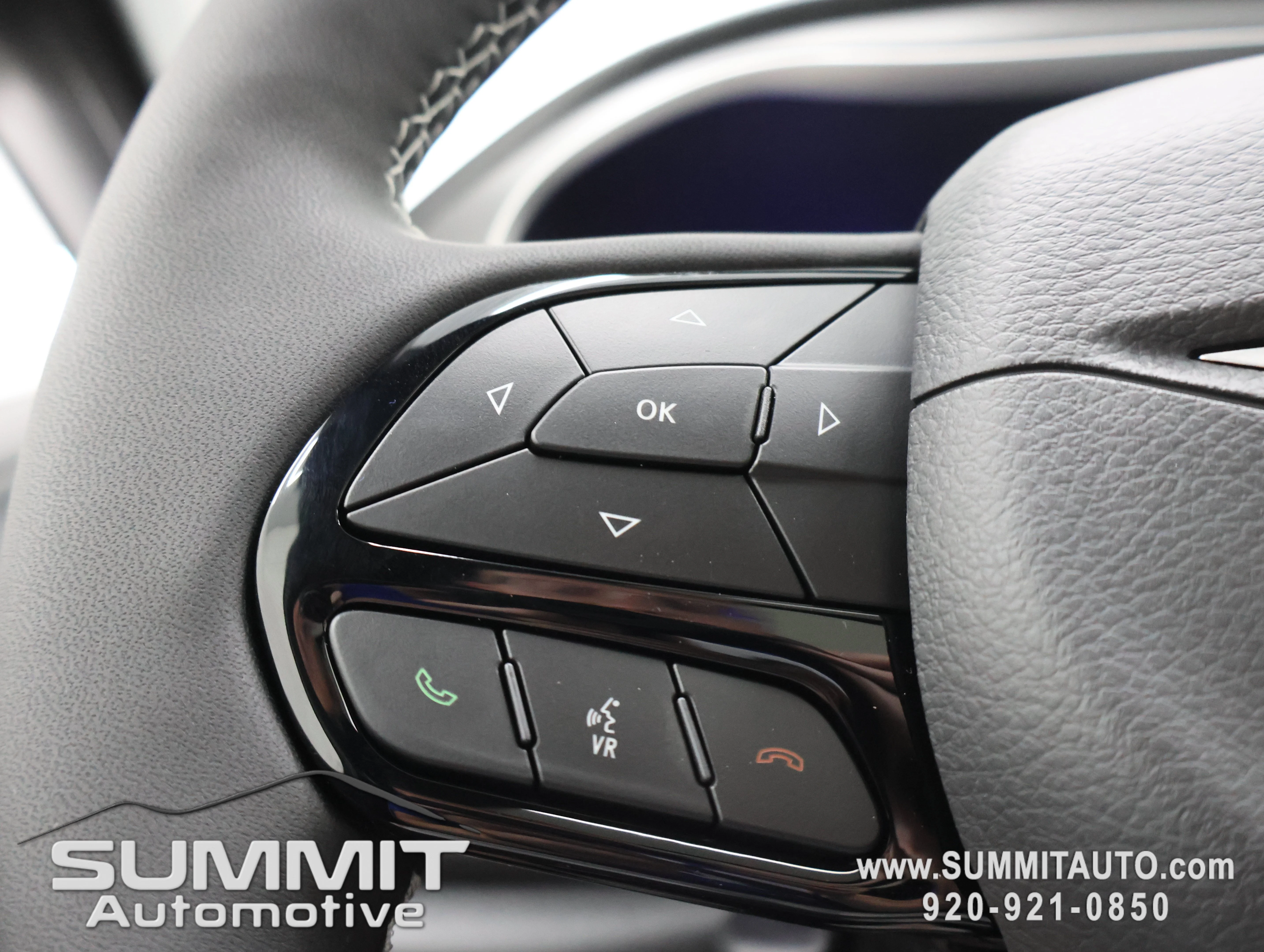 New 2027 Diamond Black Crystal Pearl-Coat Exterior Paint Chrysler Limited image 17