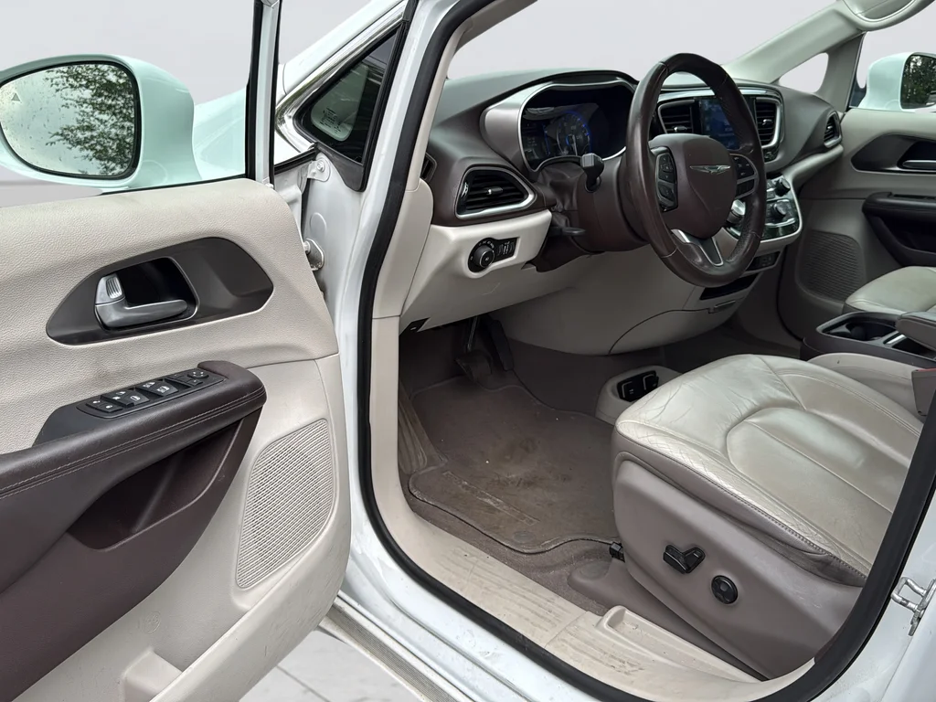 Used 2017 White Chrysler Touring L image 34