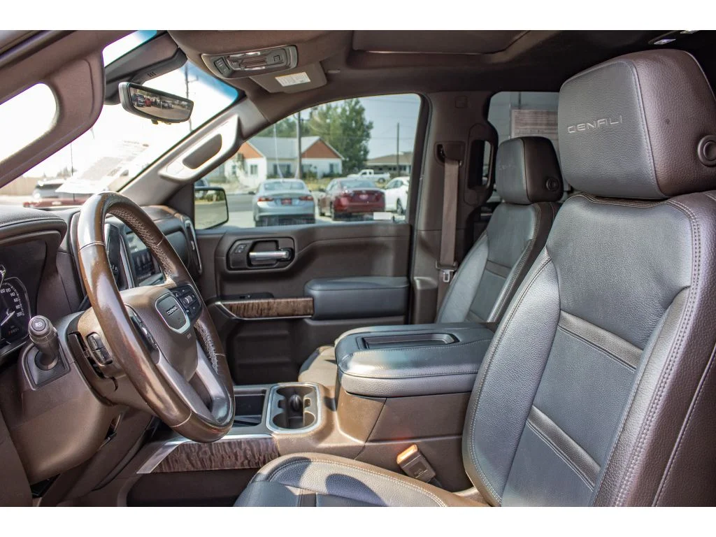 Used 2021 White Frost Tricoat GMC Denali image 31