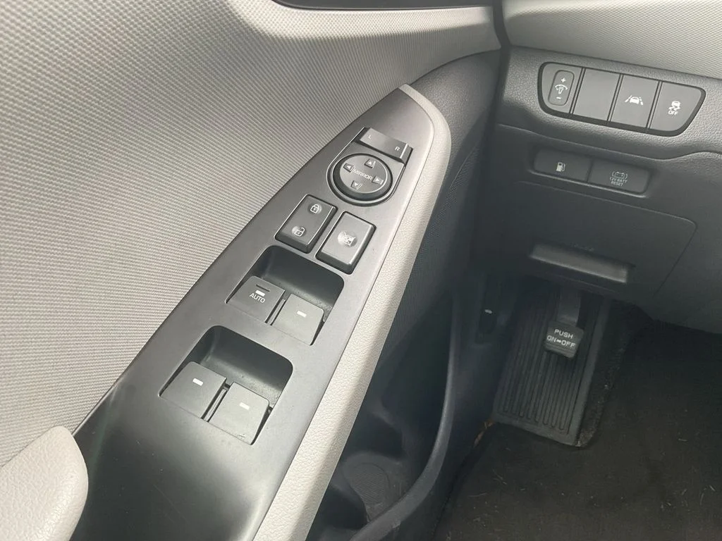 Used 2020 Silver Hyundai Blue image 15