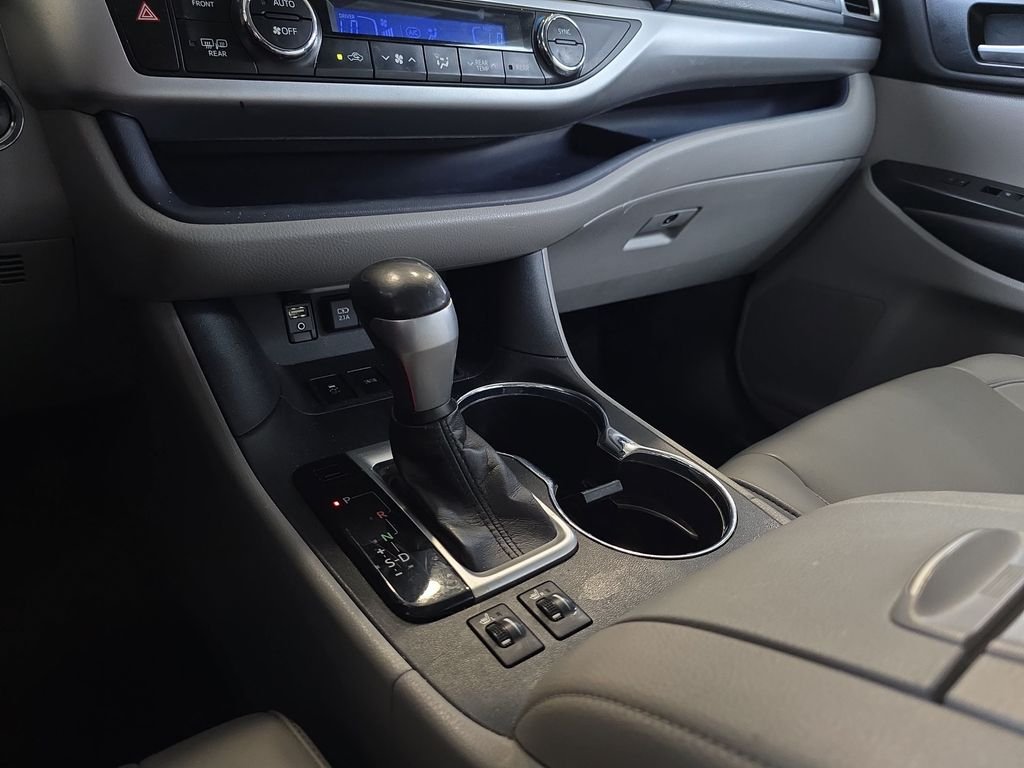 Used 2019 White Toyota XLE image 28