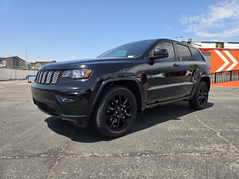Used 2020 Diamond Black Crystal Pearlcoat Jeep Altitude image 2