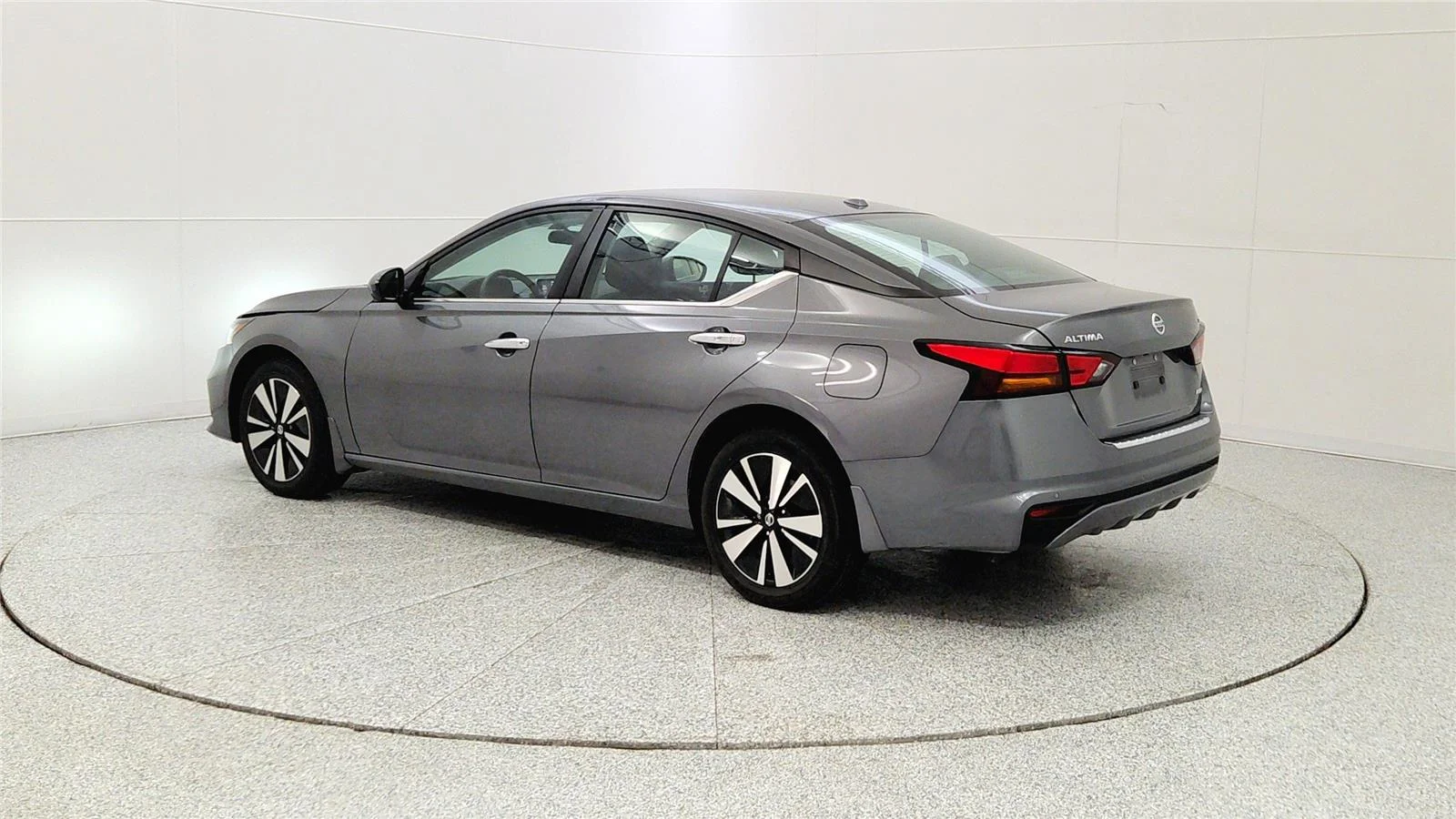 Used 2022 Gun Metallic Nissan 2.5 SV image 5