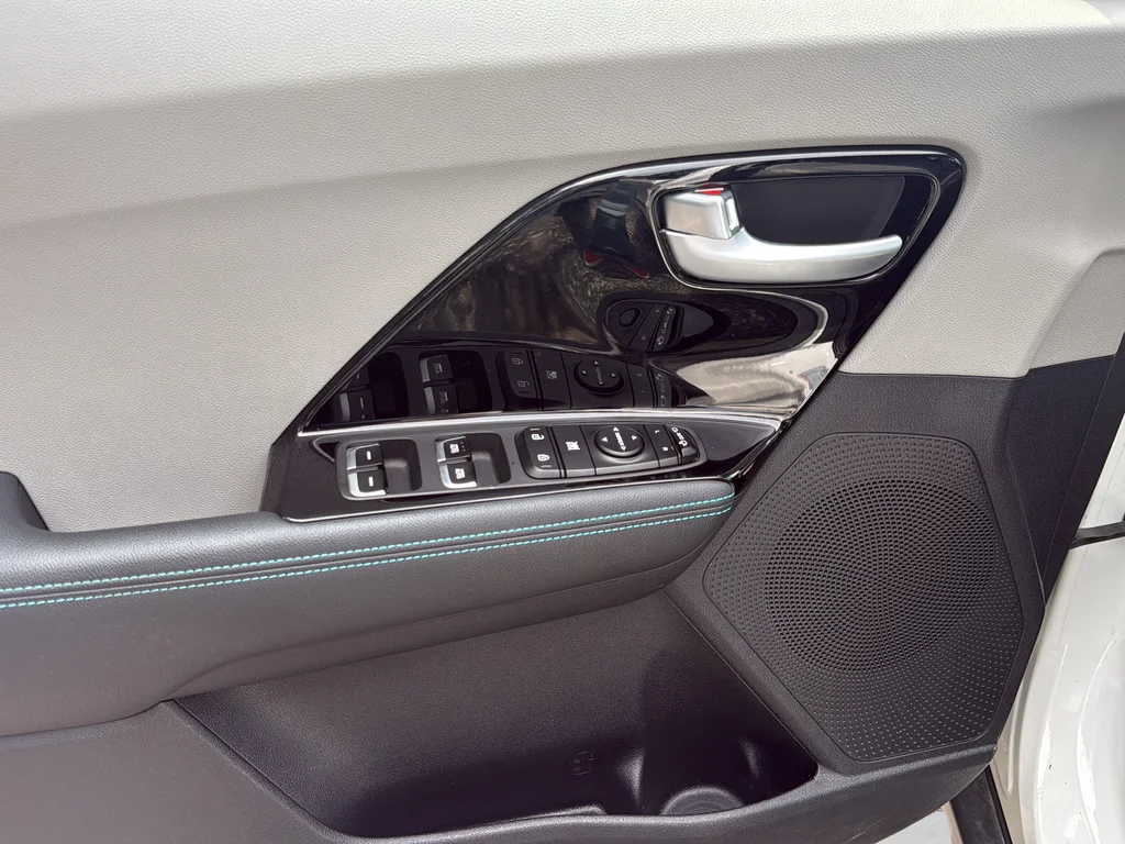 Used 2019 White Kia EX image 24