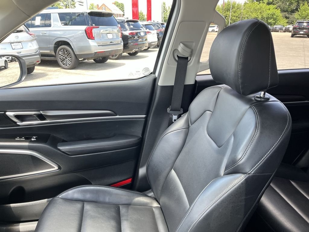 Used 2025 White Kia S image 25