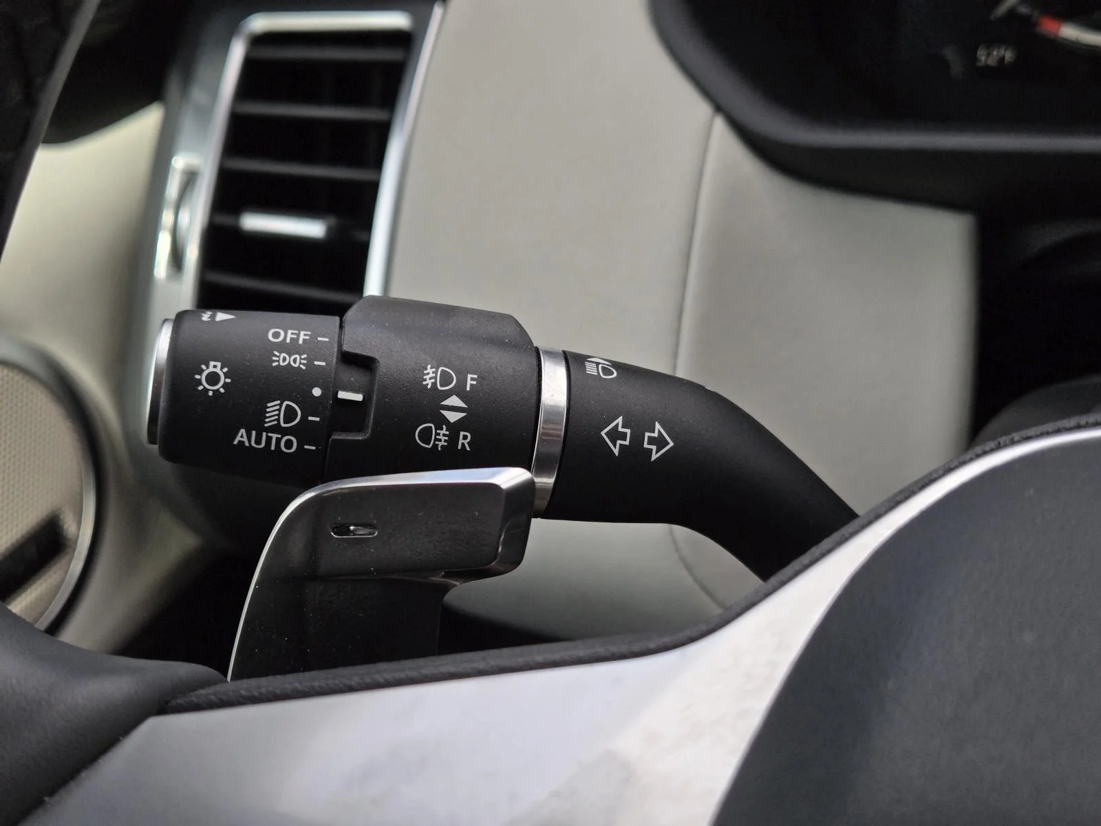 Certified Used 2025 Fuji White Land Rover S image 16
